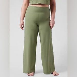 Athleta Elation Wide Leg Pant Size Medium M Eucalyptus Olive Green